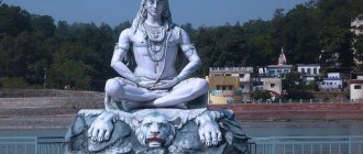 Огромная скульптура Шивы в индийском городе Ришикеш